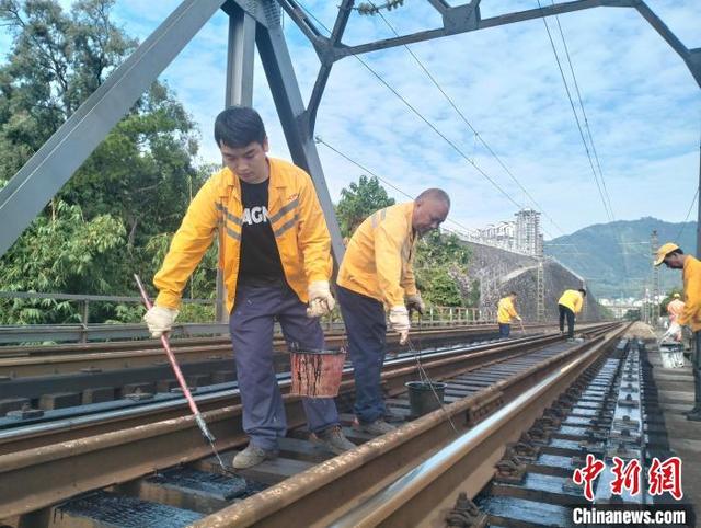 铁路“美容师”让桥梁有“颜值”更安全