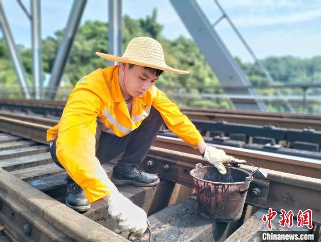 铁路“美容师”让桥梁有“颜值”更安全