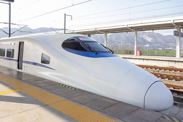 “列车撞鸟”的危险性高吗？铁路列车也要防鸟撞吗？一文了解