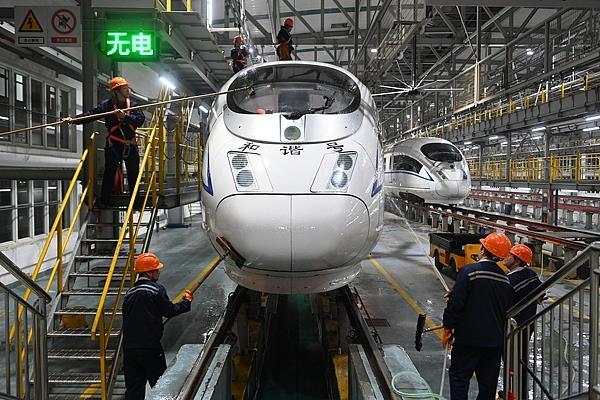 “列车撞鸟”的危险性高吗？铁路列车也要防鸟撞吗？一文了解