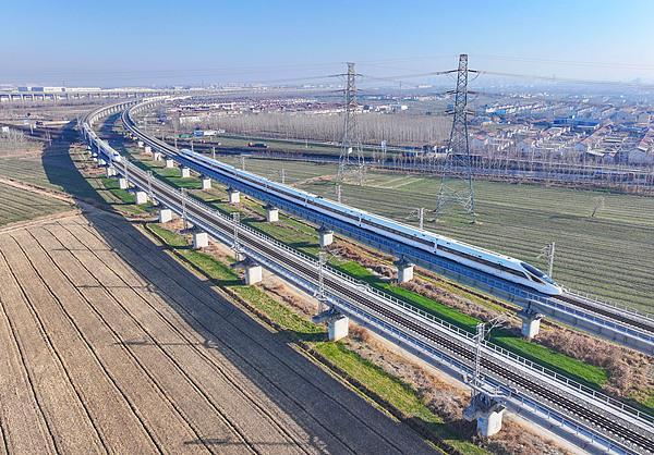 “列车撞鸟”的危险性高吗？铁路列车也要防鸟撞吗？一文了解