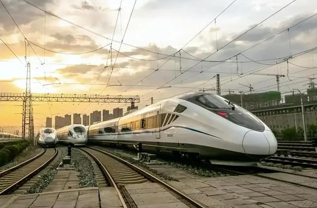 高铁的时速达350公里，那如何给它供电？不必担心中国自有妙招