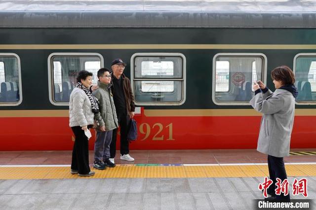 （新春见闻）“南湖·1921”红色旅游列车首次登上“春运大舞台”