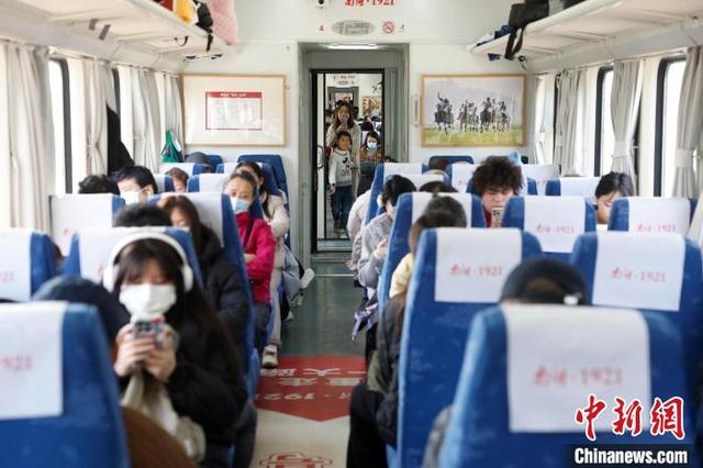 （新春见闻）“南湖·1921”红色旅游列车首次登上“春运大舞台”