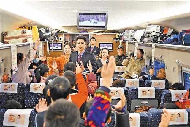 “诗词列车”开行 旅途充满诗意