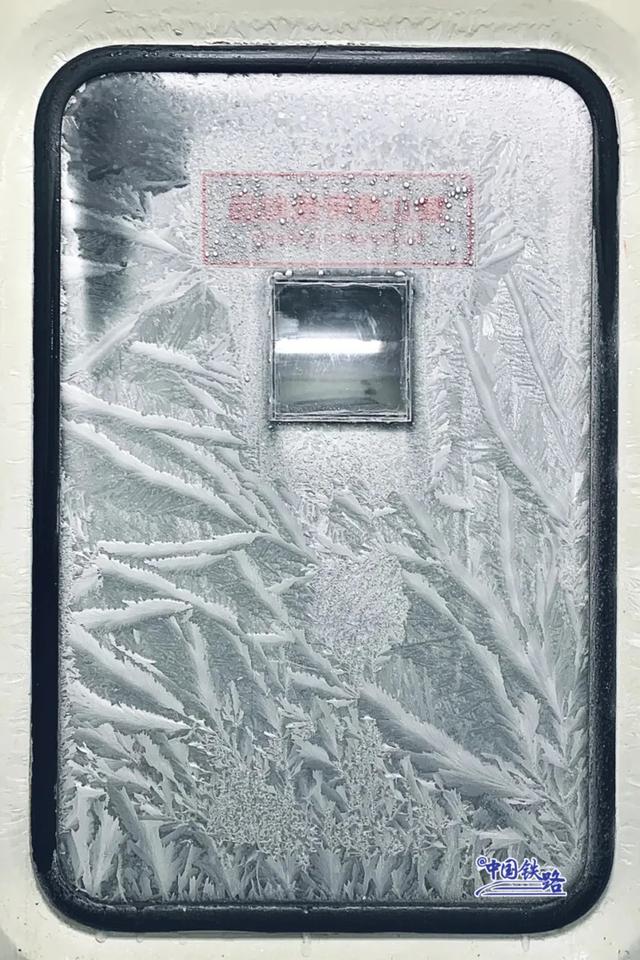 火车车窗变“留言板”！网友：过了山海关就能写