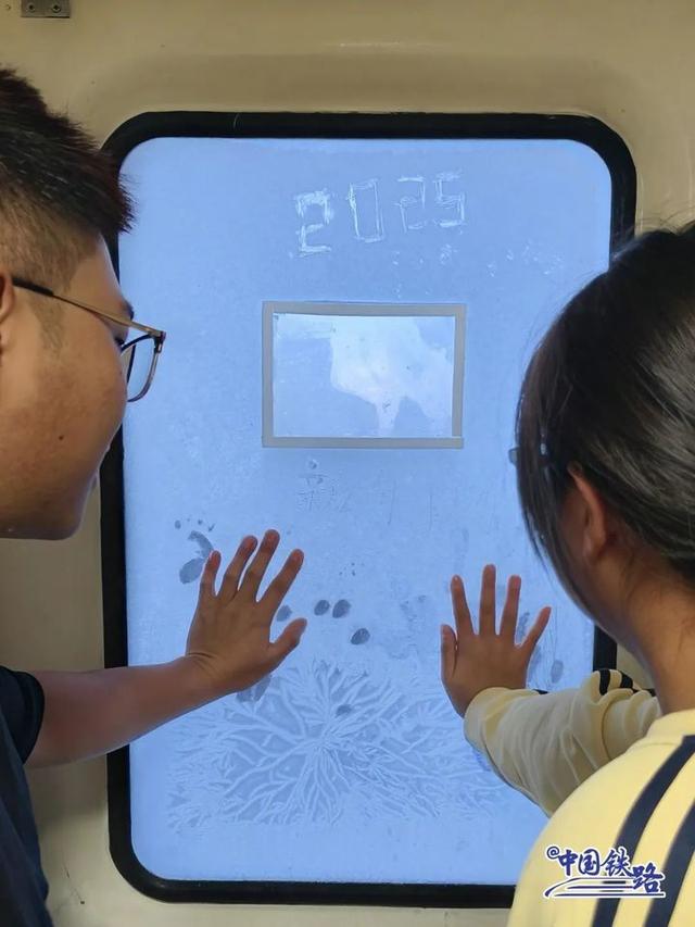 火车车窗变“留言板”！网友：过了山海关就能写