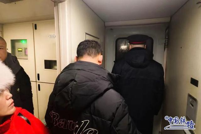 火车车窗变“留言板”！网友：过了山海关就能写