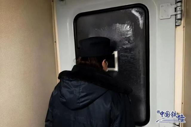 火车车窗变“留言板”！网友：过了山海关就能写