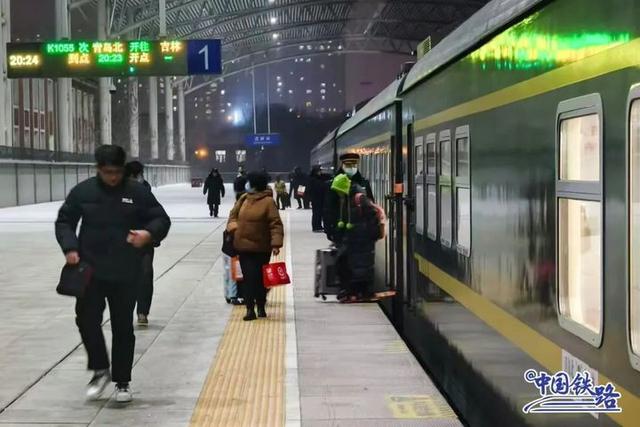 火车车窗变“留言板”！网友：过了山海关就能写
