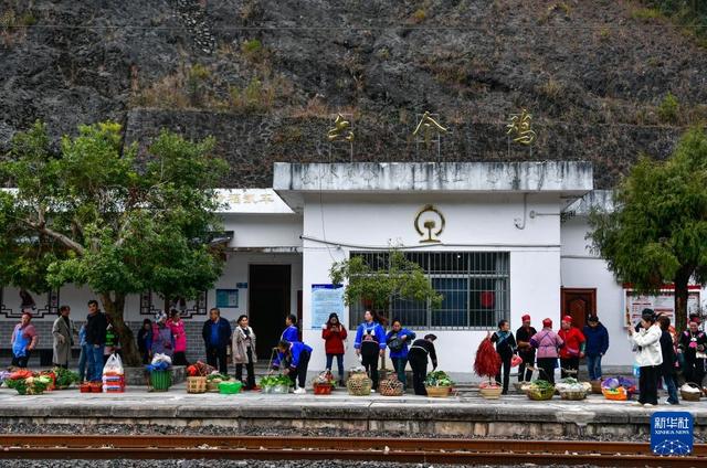新华全媒+·新春走基层丨这趟山区“慢火车”，载满喜庆祥和与人间烟火