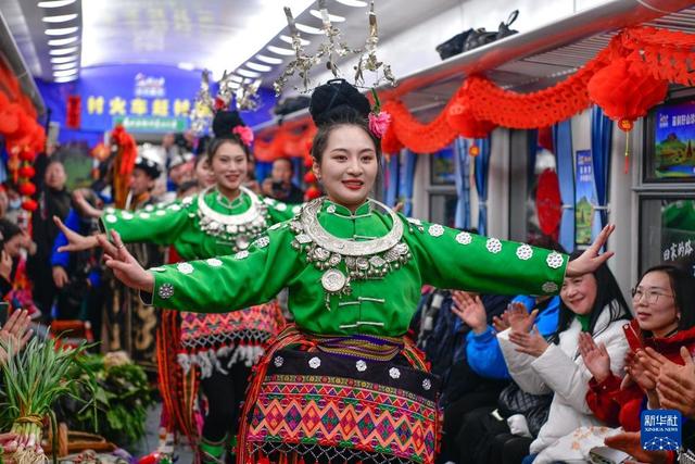 新华全媒+·新春走基层丨这趟山区“慢火车”，载满喜庆祥和与人间烟火