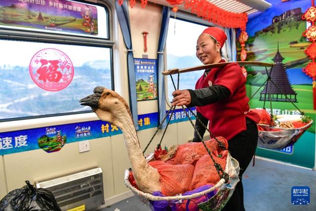 新华全媒+·新春走基层丨这趟山区“慢火车”，载满喜庆祥和与人间烟火