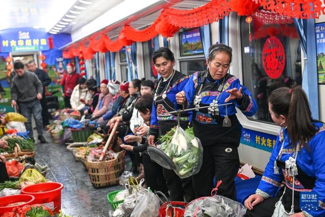 新华全媒+·新春走基层丨这趟山区“慢火车”，载满喜庆祥和与人间烟火