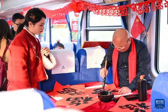 新华全媒+·新春走基层丨这趟山区“慢火车”，载满喜庆祥和与人间烟火