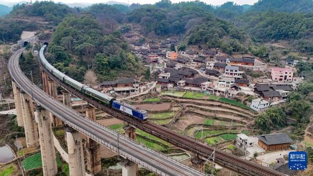 新华全媒+·新春走基层丨这趟山区“慢火车”，载满喜庆祥和与人间烟火