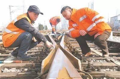 你知道火车是怎样变道的吗？