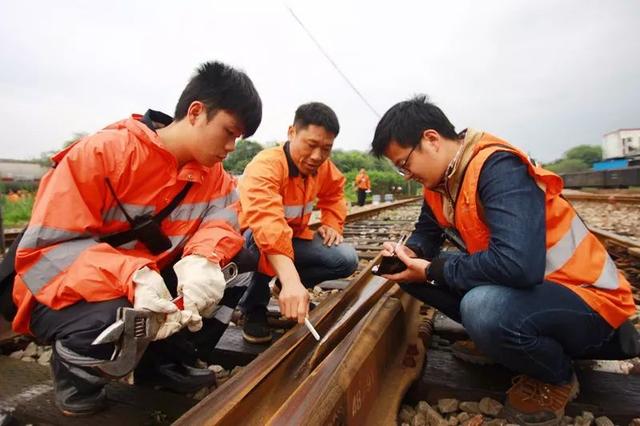 你知道火车是怎样变道的吗？