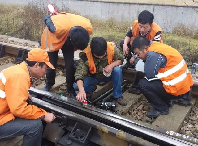 你知道火车是怎样变道的吗？