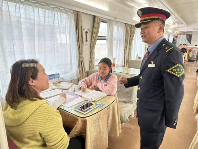 陕西春运列车上的“学习角”