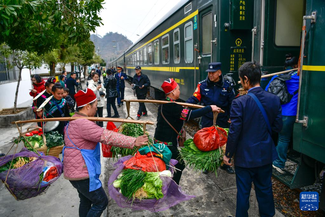 新春走基层丨这趟山区“慢火车”，载满喜庆祥和与人间烟火