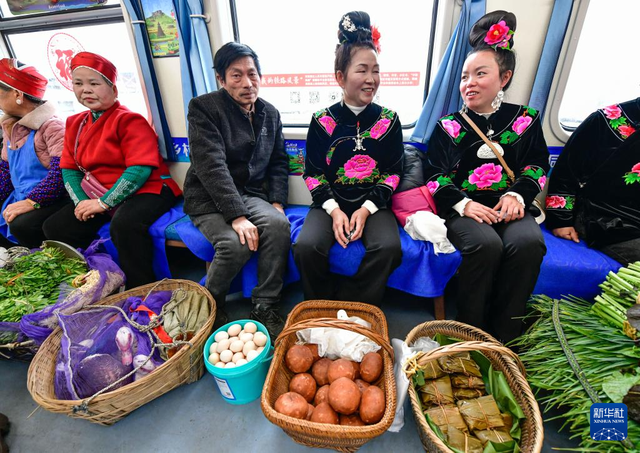 新春走基层丨这趟山区“慢火车”，载满喜庆祥和与人间烟火