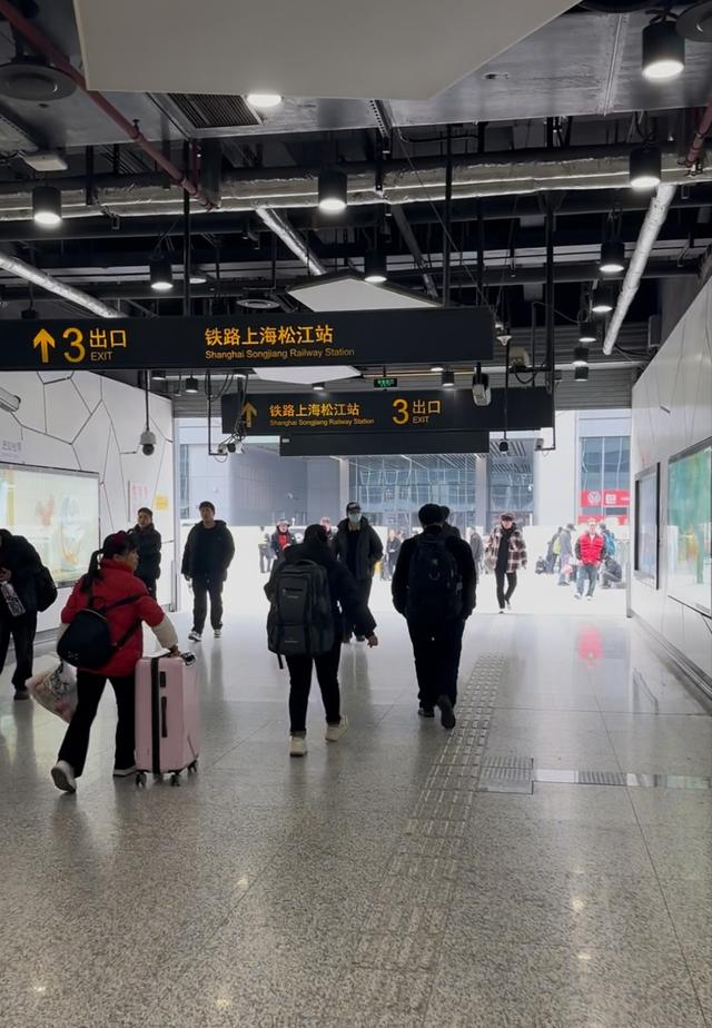 “晕头转向没赶上车”！铁路上海松江站开放至今，多位市民吐槽指引不清