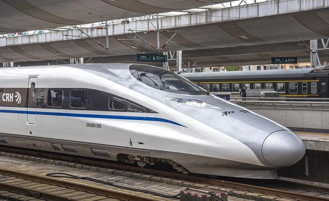 列车撞上飞鸟相当于撞上“子弹” 铁路列车也要防鸟撞→