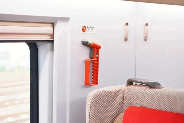 列车撞上飞鸟相当于撞上“子弹” 铁路列车也要防鸟撞→