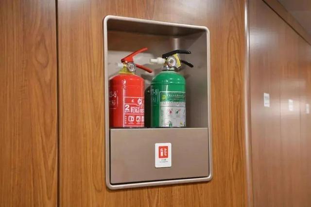 列车撞上飞鸟相当于撞上“子弹” 铁路列车也要防鸟撞→