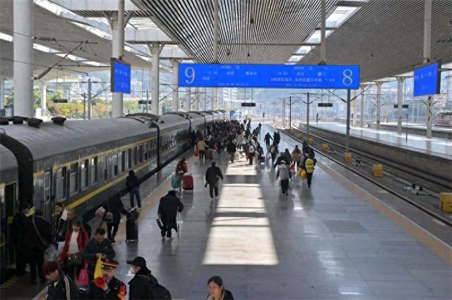 回家啦！福州火车站开出福建首趟务工专列