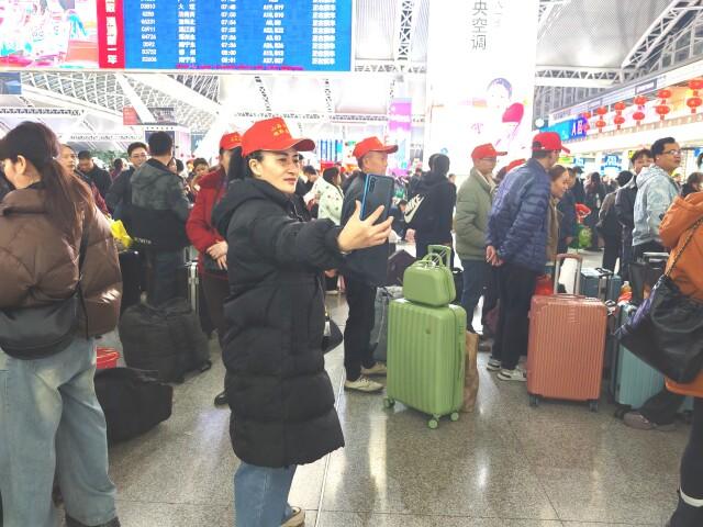 广州：首趟免费“爱心”返乡专列出发！全力为务工人员铺就便捷返乡路