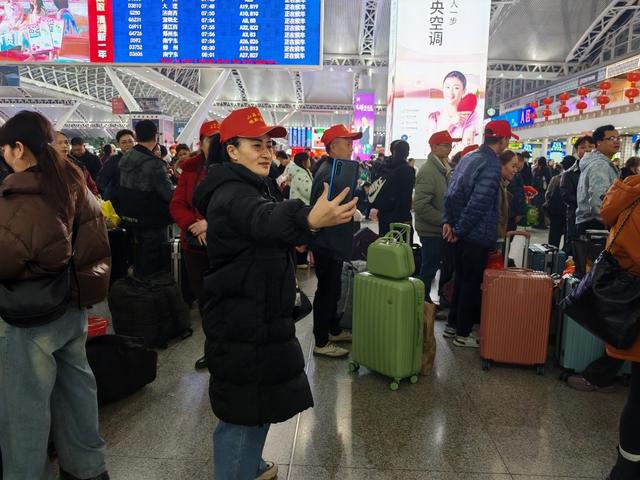 广州首趟免费“爱心”返乡专列开出