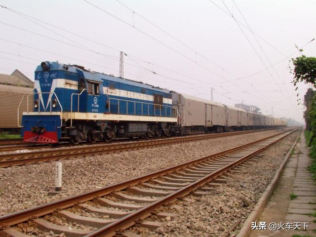 过去二三十年铁路车站最常见的一款调车机车 东风5型内燃机车