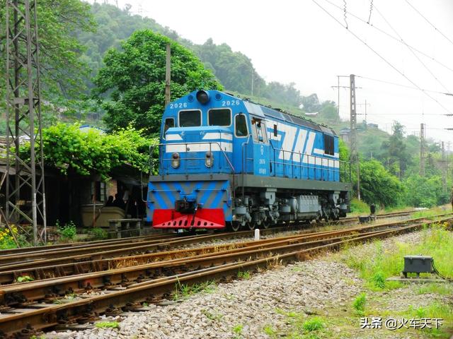 过去二三十年铁路车站最常见的一款调车机车 东风5型内燃机车