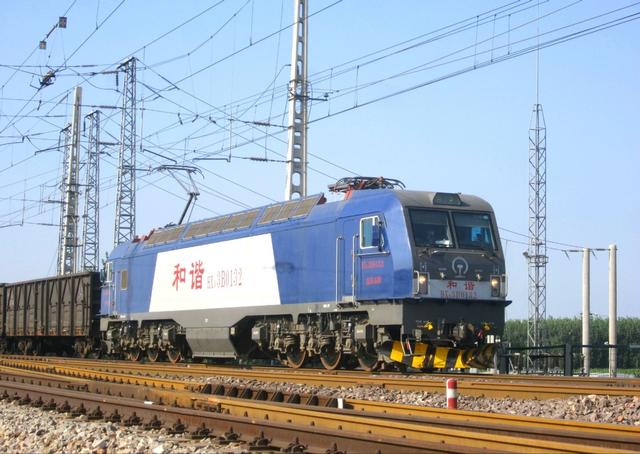 为何铁道霸主美国多用内燃机车，我国高铁却用电？哪个更先进？