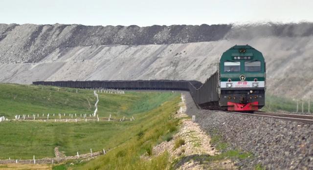 为何铁道霸主美国多用内燃机车，我国高铁却用电？哪个更先进？