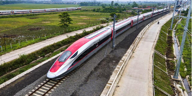 为何铁道霸主美国多用内燃机车，我国高铁却用电？哪个更先进？
