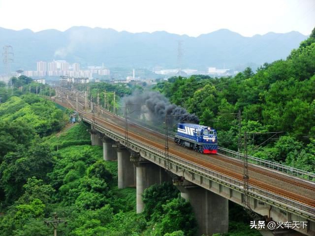 过去铁路车站最常见的一款调车作业的内燃机车，现在越来越少见了