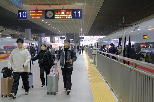 计划安排19列！深圳首趟务工团体专列启程