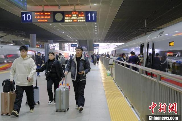 深圳首趟务工团体专列启程 近600名务工人员返乡