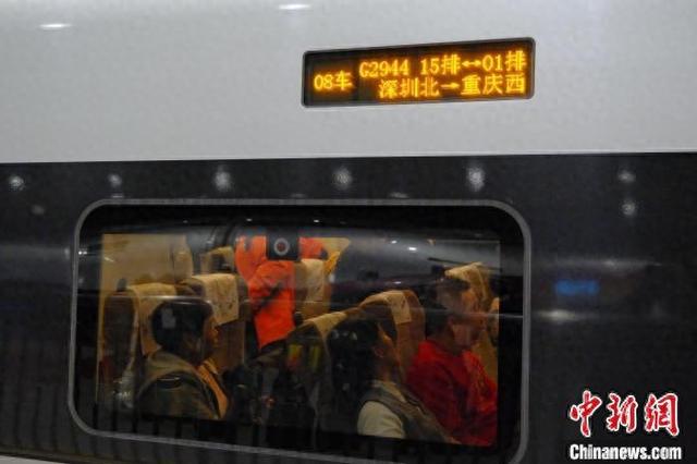 深圳首趟务工团体专列启程 近600名务工人员返乡