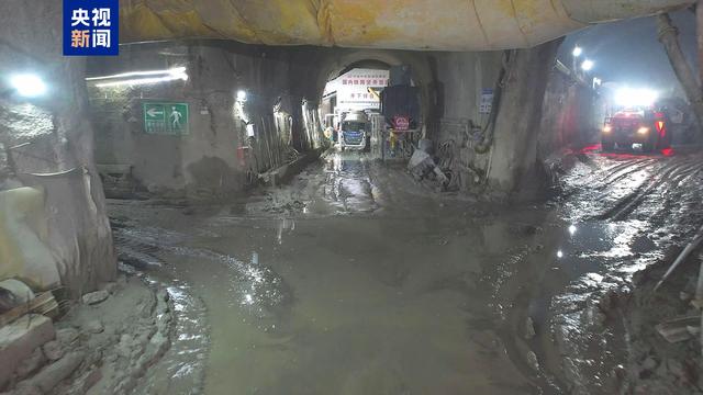 “最难修的铁路隧道”建成国内首座铁路隧道井下拌合站