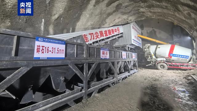“最难修的铁路隧道”建成国内首座铁路隧道井下拌合站
