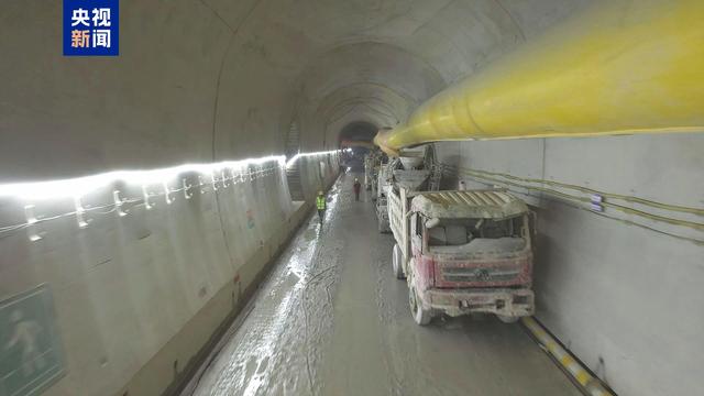 “最难修的铁路隧道”建成国内首座铁路隧道井下拌合站
