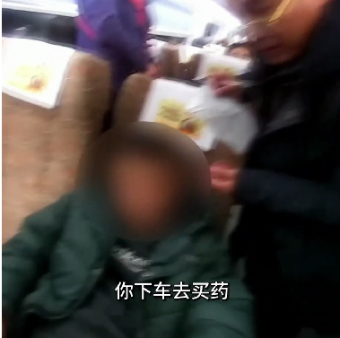 好暖！25岁小伙列车上突发心脏病，旅客自发捐款救人