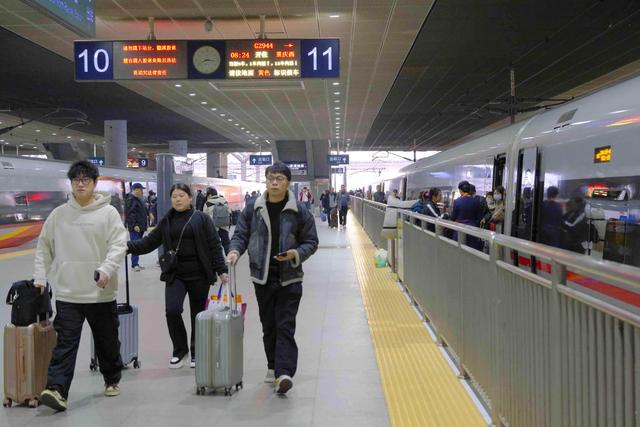 深圳首趟务工团体专列温暖启程，近600名务工人员踏上归家之旅