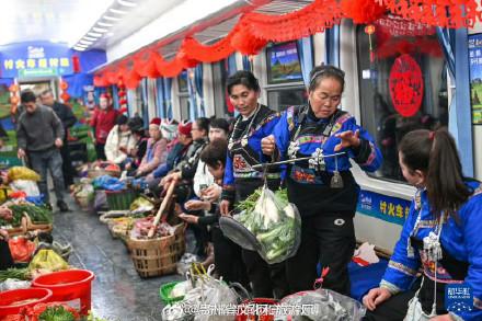 这趟山区慢火车载满喜庆祥和与人间烟火