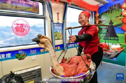 这趟山区慢火车载满喜庆祥和与人间烟火