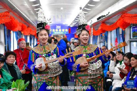 这趟山区慢火车载满喜庆祥和与人间烟火